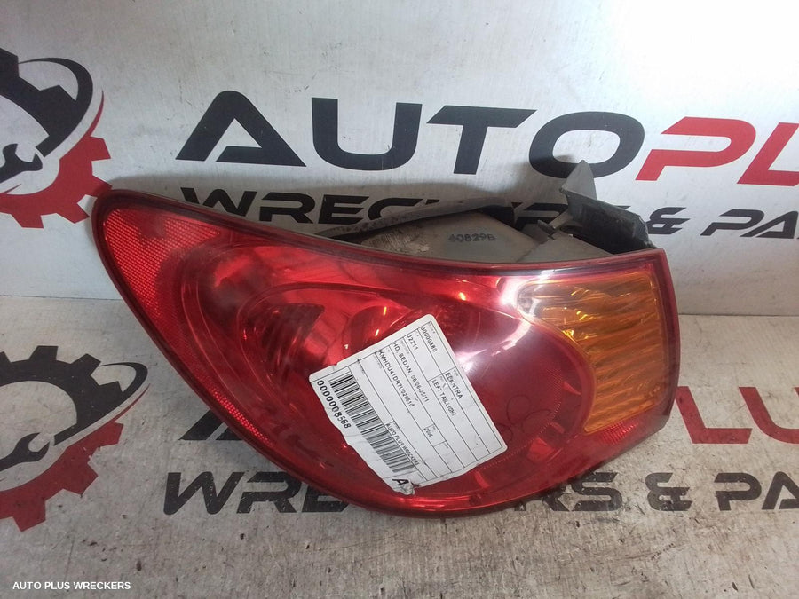 2006 Hyundai Elantra Left Taillight