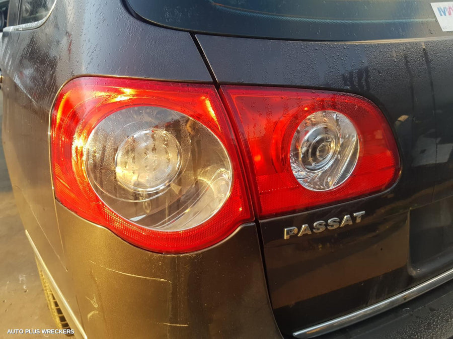 2008 Volkswagen Passat Right Front Door