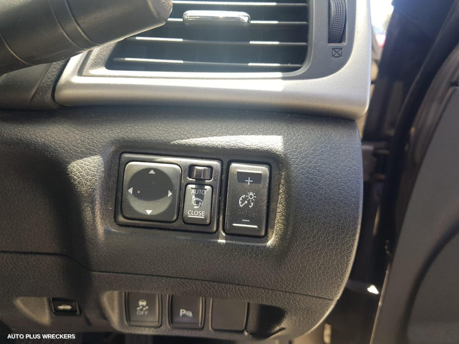 2013 Nissan Pulsar Left Taillight