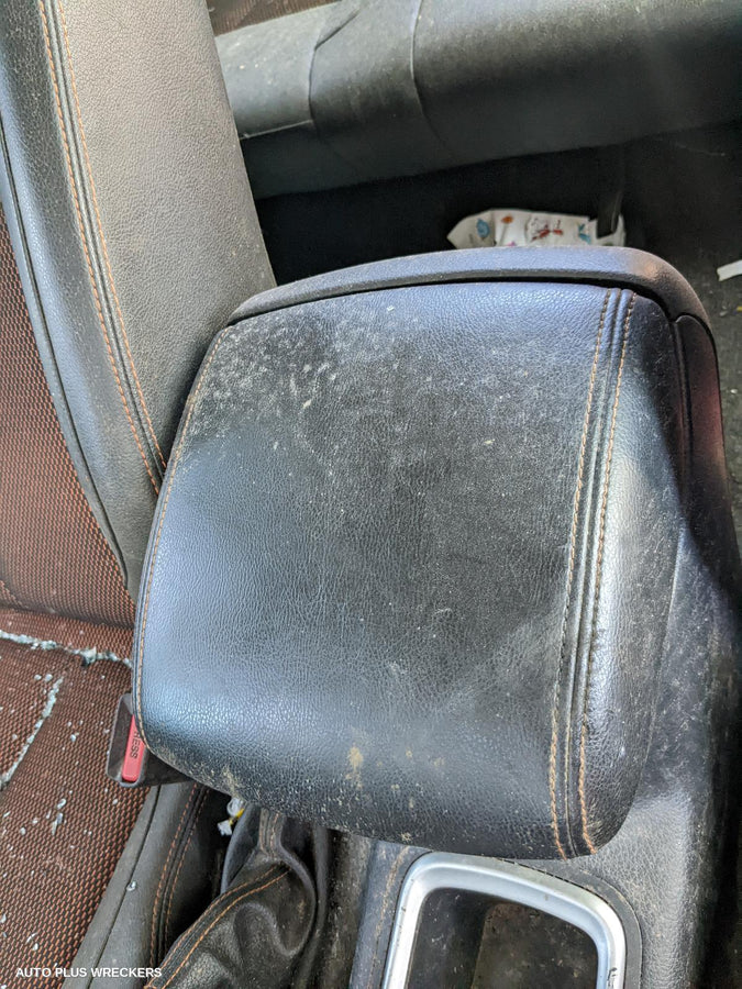 2020 Nissan Navara Headrest