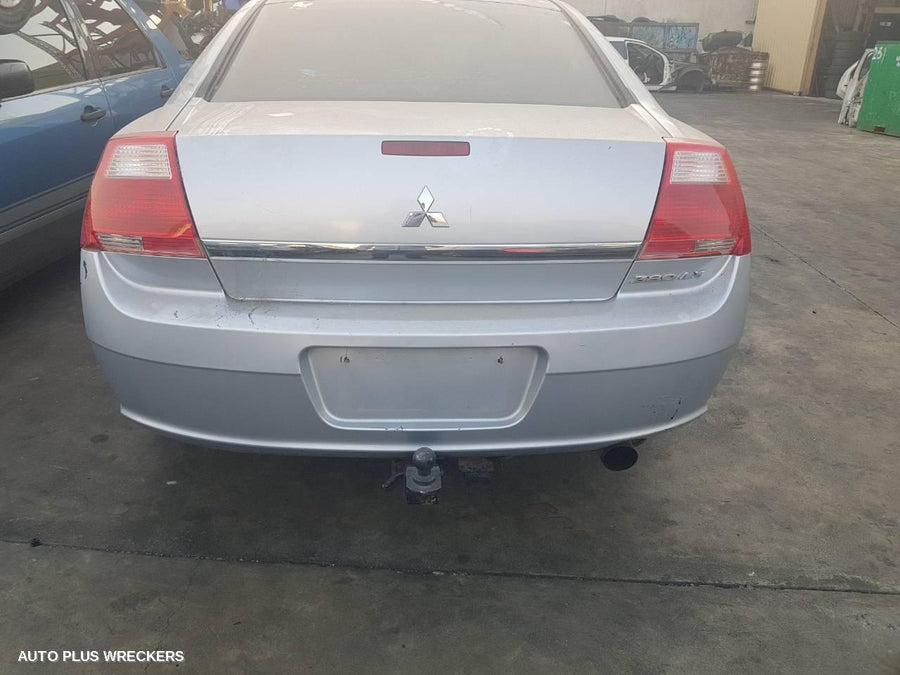 2005 Mitsubishi 380 Left Headlamp