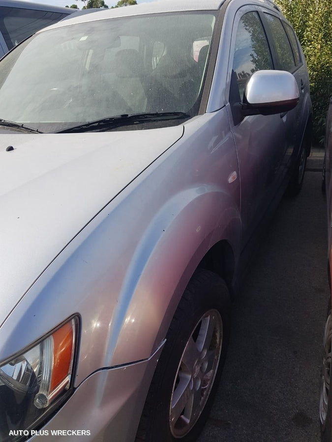 2010 Mitsubishi Outlander Left Front Door