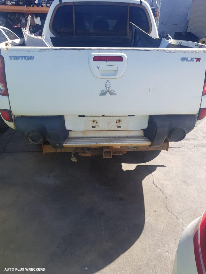 2008 Mitsubishi Triton Right Rear Door Window