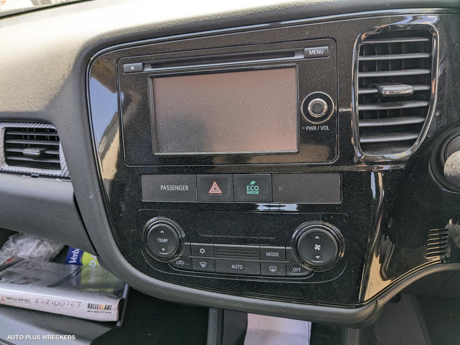 2014 Mitsubishi Outlander Left Front Door