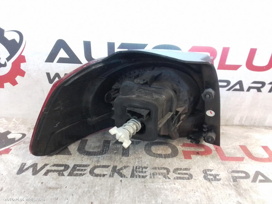 2009 Volkswagen Golf Right Taillight
