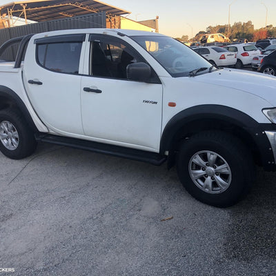2007 Mitsubishi Triton Left Guard