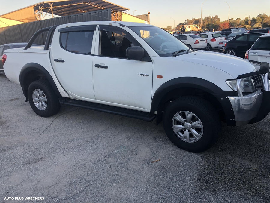 2007 Mitsubishi Triton Left Guard