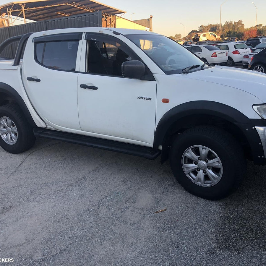 2007 Mitsubishi Triton Left Guard