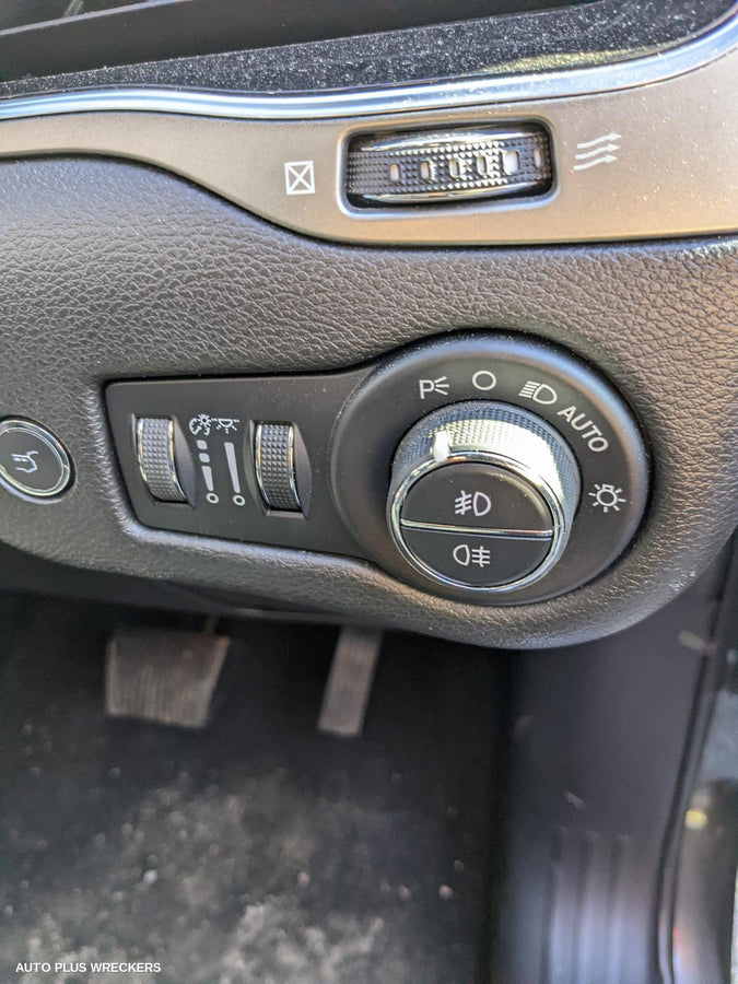 2020 Jeep Cherokee Left Front Door