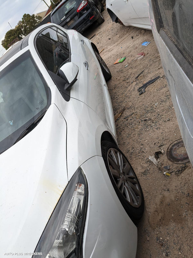 2013 Renault Megane Left Front Door Window