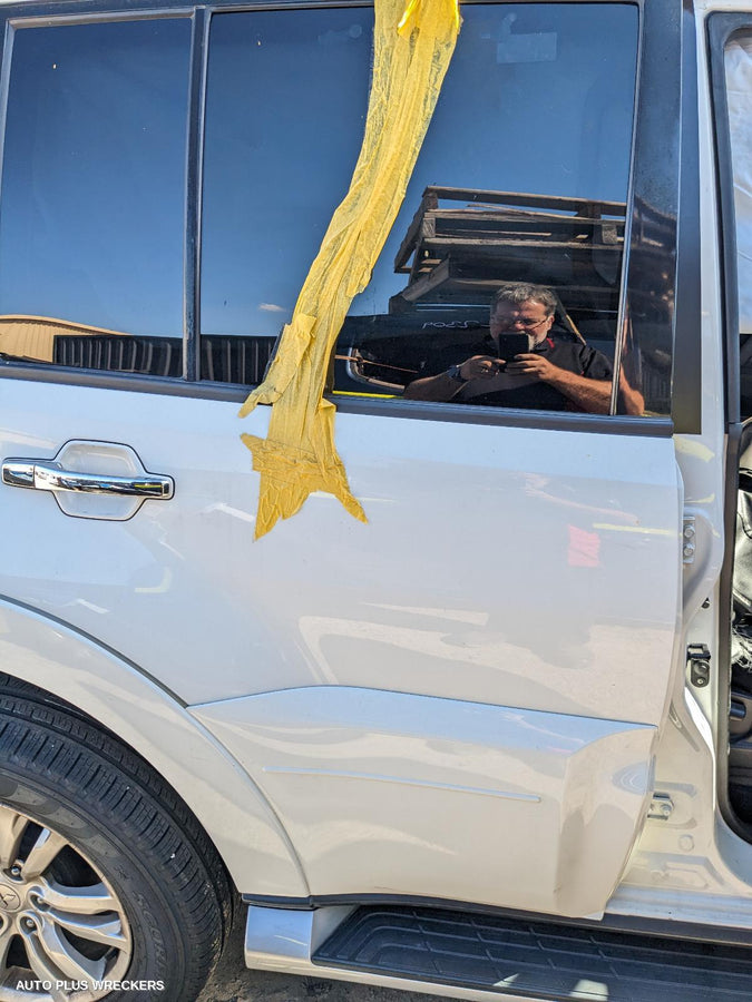 2016 Mitsubishi Pajero Right Front Door Window