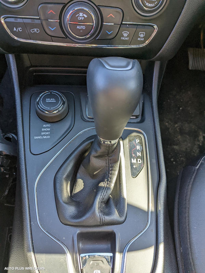 2020 Jeep Cherokee Left Front Door