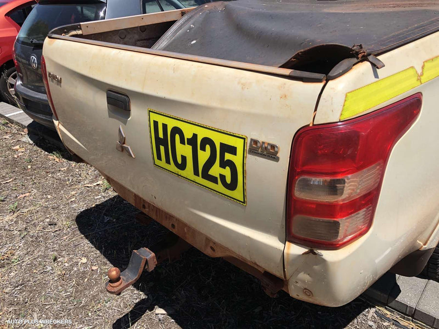 2016 Mitsubishi Triton Right Rear Door Window