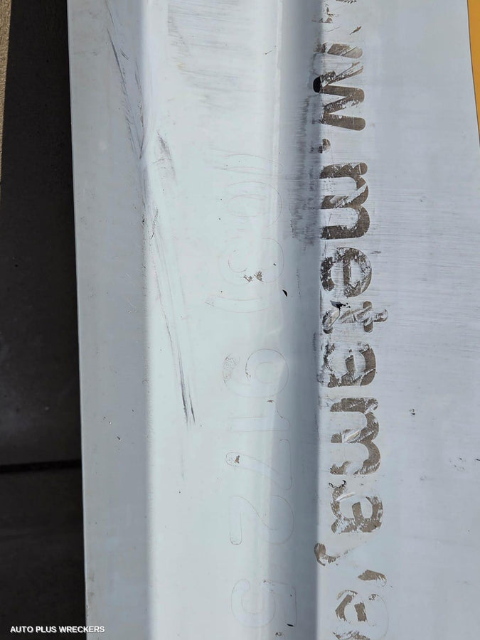 2020-2025 Isuzu Dmax Right Front Door