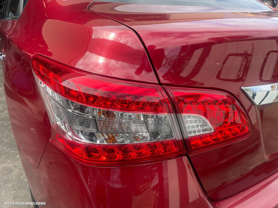 2013 Nissan Pulsar Right Front Door