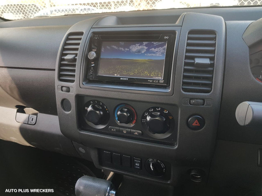 2006 Nissan Navara Console