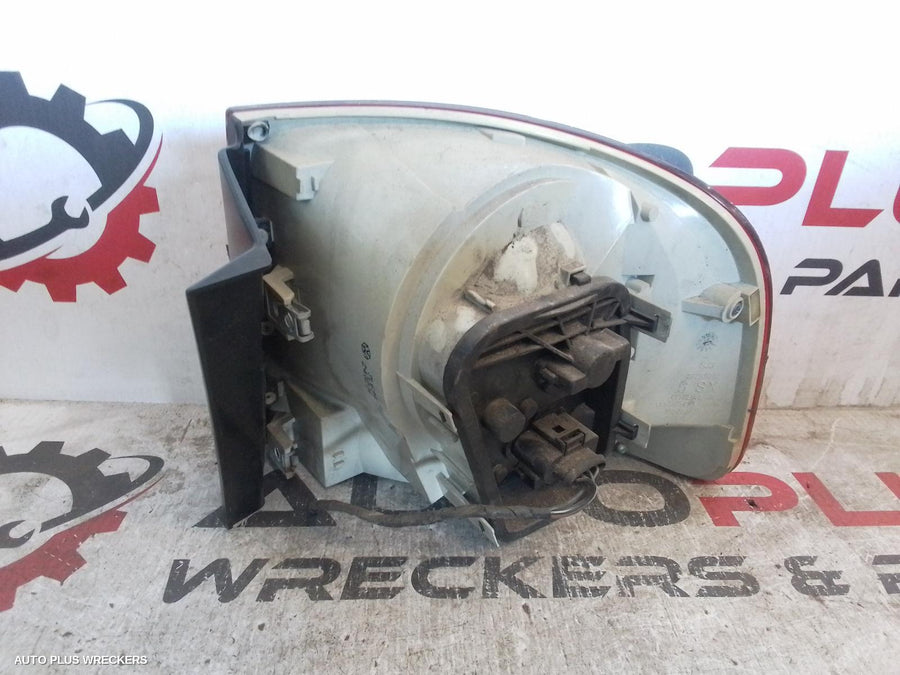 2004 Volkswagen Touareg Left Taillight