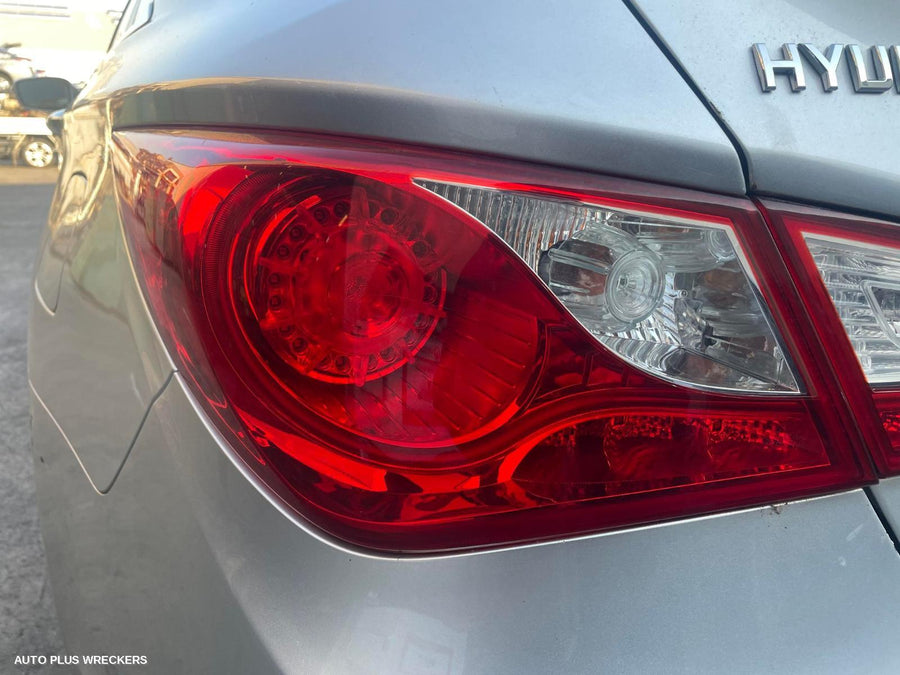 2011 Hyundai I45 Left Front Door Window