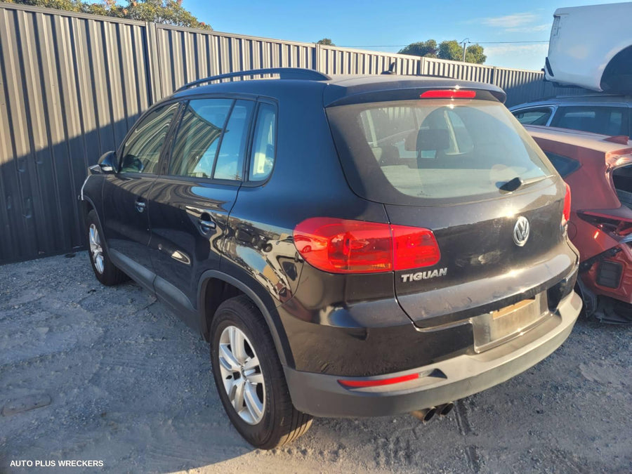 2012 Volkswagen Tiguan Left Taillight
