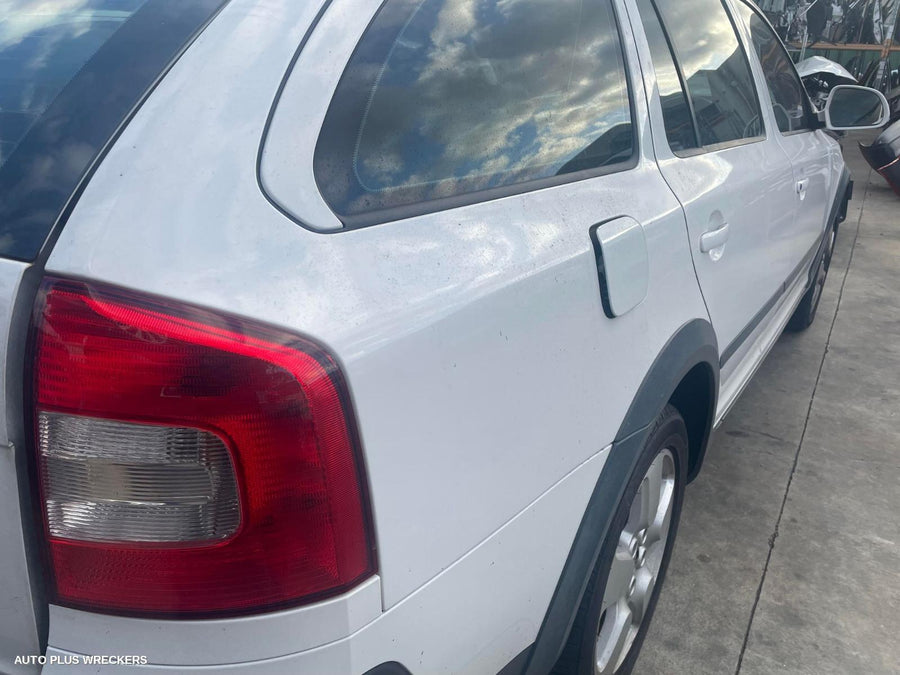 2010 Skoda Octavia Left Front Door