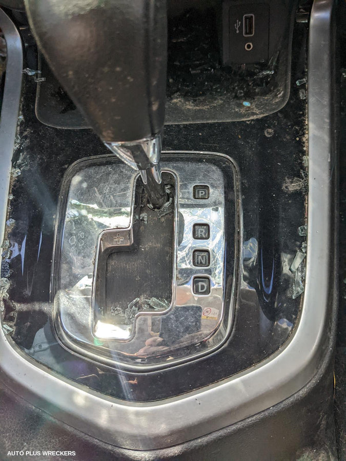 2020 Nissan Navara Headrest