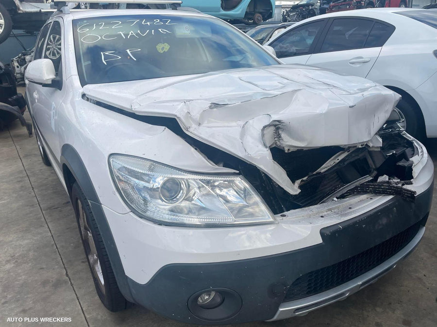 2010 Skoda Octavia Left Front Door Window