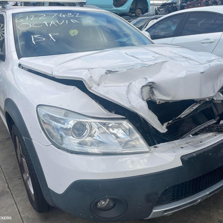 2010 Skoda Octavia Left Front Door Window