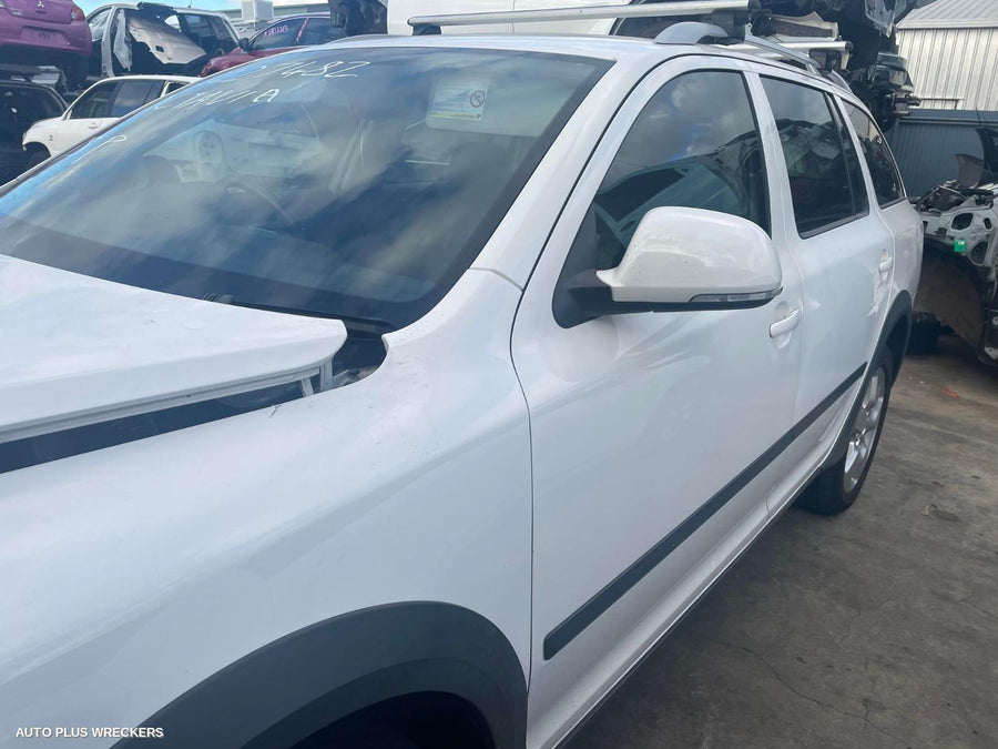 2010 Skoda Octavia Left Front Door